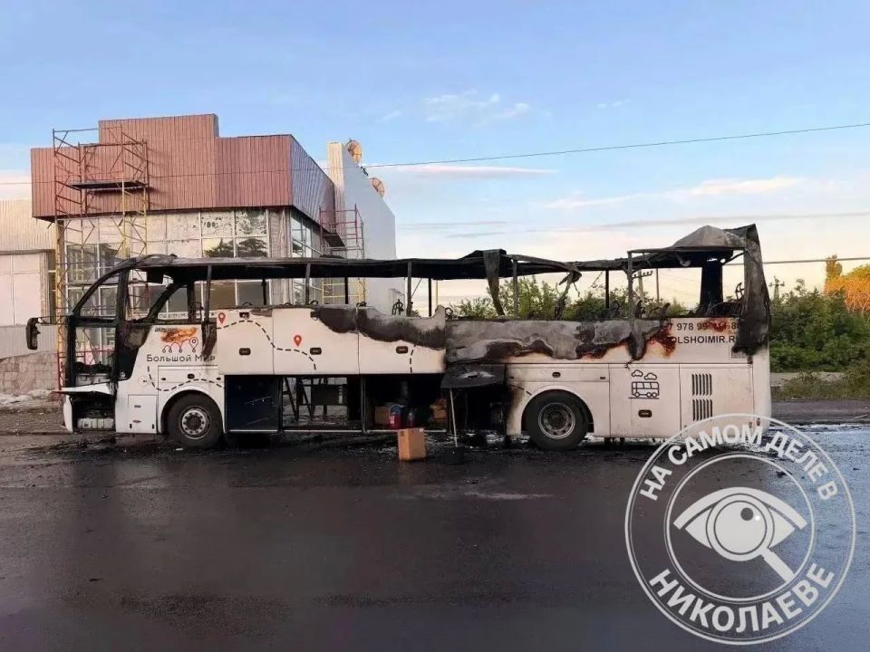 Этой ночью украинский беспилотник атаковал рейсовый автобус Москва — Симферополь в Енакиево ДНР Этой ночью украинский беспилотник атаковал рейсовый автобус Москва — Симферополь в Енакиево ДНР