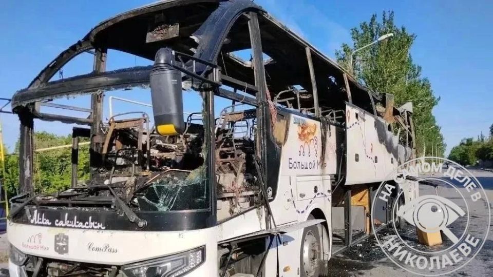 Этой ночью украинский беспилотник атаковал рейсовый автобус Москва — Симферополь в Енакиево ДНР Этой ночью украинский беспилотник атаковал рейсовый автобус Москва — Симферополь в Енакиево ДНР