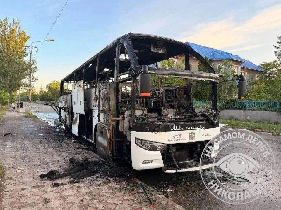 Этой ночью украинский беспилотник атаковал рейсовый автобус Москва — Симферополь в Енакиево ДНР Этой ночью украинский беспилотник атаковал рейсовый автобус Москва — Симферополь в Енакиево ДНР