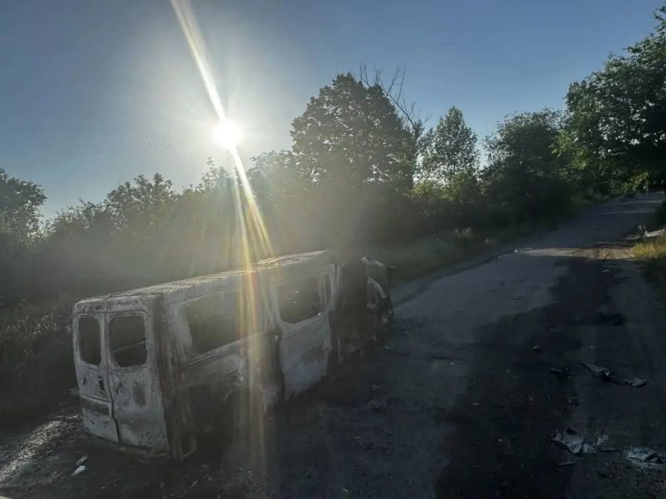 Украинские боевики атаковали гражданский автомобиль в Стаханове Украинские боевики атаковали гражданский автомобиль в Стаханове