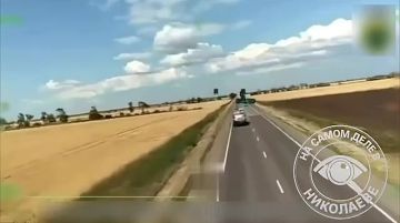 В сети вирусятся кадры атаки бандеровского дрона-камикадзе Hornet на бензовоз, следовавший в Крым