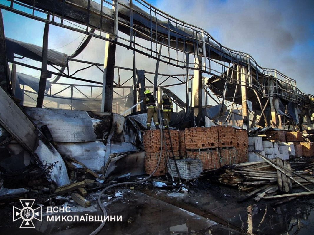 Результат прилёта "Герани" по "строительному супермаркету" (знаем мы такие "супермаркеты" и "костюмерные" ) в населённом пункте Снегуровка Николаевской области Результат прилёта "Герани" по "строительному супермаркету" (знаем мы такие "супермаркеты" и "костюмерные" ) в населённом пункте Снегуровка Николаевской области