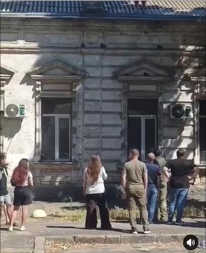 В центре Николаева двое мужчин оказались на крыше!