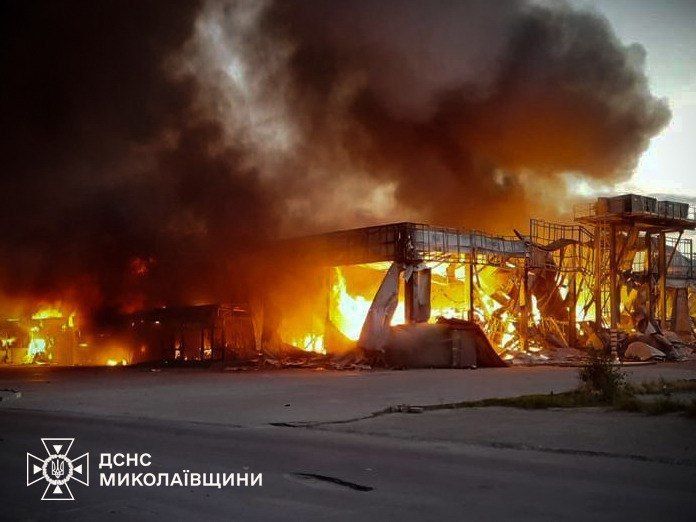 Результат прилёта "Герани" по "строительному супермаркету" (знаем мы такие "супермаркеты" и "костюмерные" ) в населённом пункте Снегуровка Николаевской области Результат прилёта "Герани" по "строительному супермаркету" (знаем мы такие "супермаркеты" и "костюмерные" ) в населённом пункте Снегуровка Николаевской области