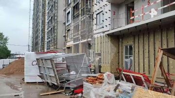 Рабочий погиб при падении строительного лифта в Москве
