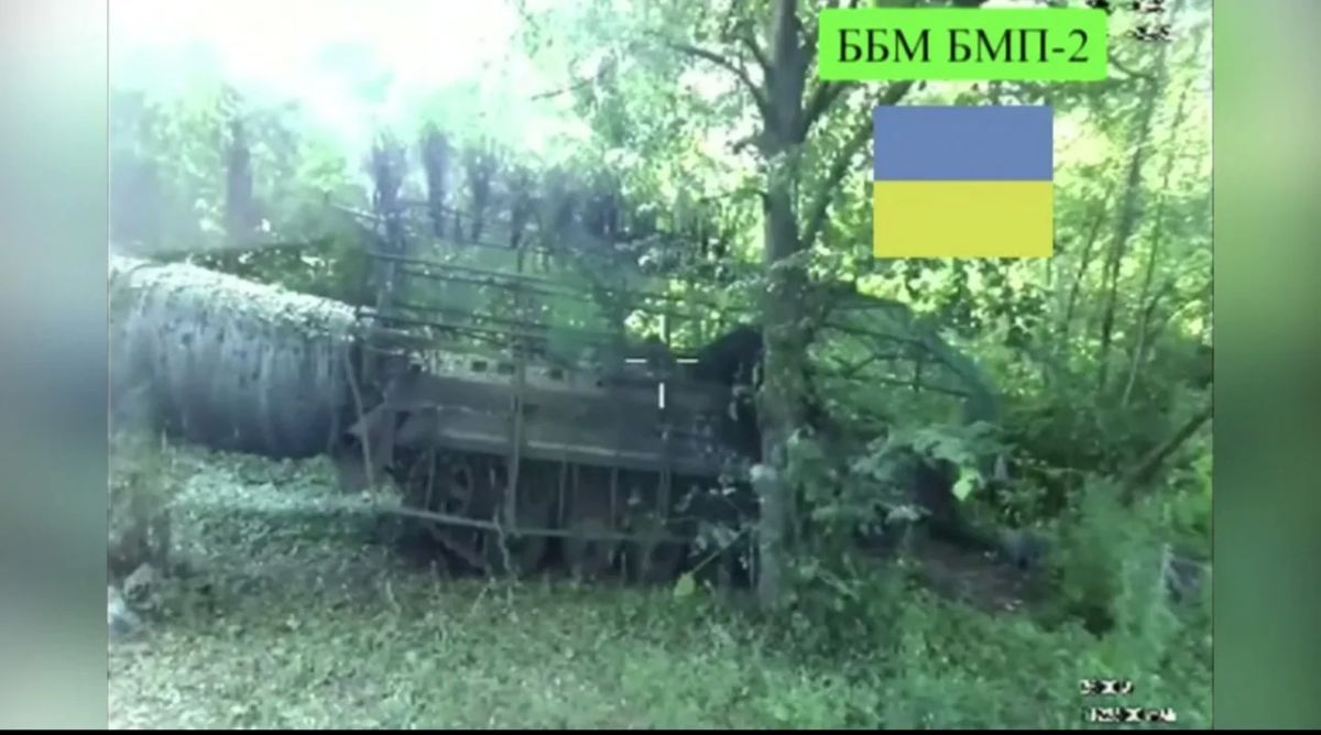 Уничтожение украинской БМП в районе Николаевки (пригород Славянска) Уничтожение украинской БМП в районе Николаевки (пригород Славянска)