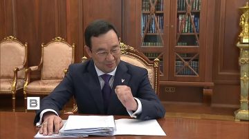Глава Якутии Айсен Николаев передал Владимиру Путину традиционный якутский нож от участников СВО из региона