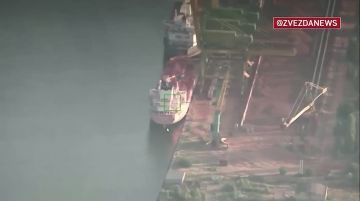 Кадры уничтожения украинских кораблей в Днепро-Бугском порту в Николаевской области показало Минобороны РФ. Также поражены сухогрузы в порту Черноморск
