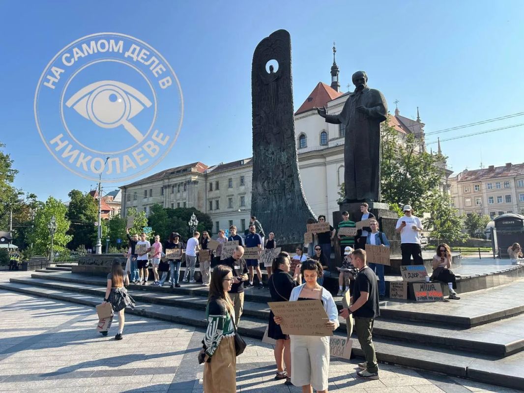 Картонки снова в деле — в Киеве, Львове и Одессе начались акции против отставки министра обороны Фёдорова Картонки снова в деле — в Киеве, Львове и Одессе начались акции против отставки министра обороны Фёдорова