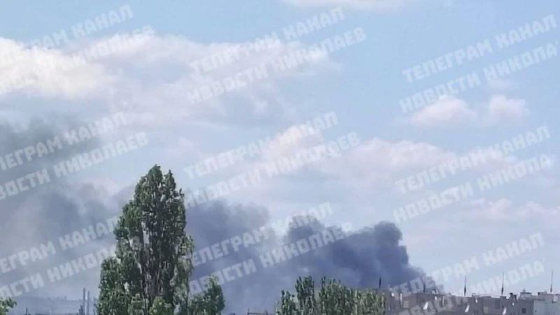 В Николаеве сильный пожар после прилёта