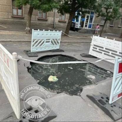В центре Николаева на проезжей части два месяца не устраняют яму с нечистотами В центре Николаева на проезжей части два месяца не устраняют яму с нечистотами