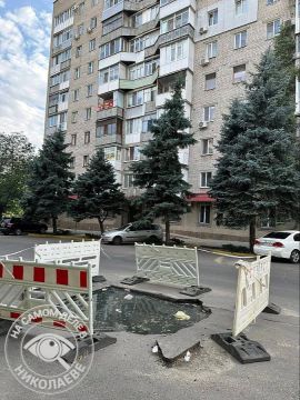 В центре Николаева на проезжей части два месяца не устраняют яму с нечистотами