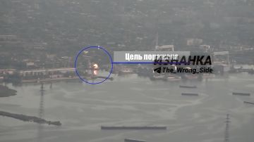 На кадрах — поражение двух морских буксиров в Николаевском морском порту реактивными беспилотниками «Герань»
