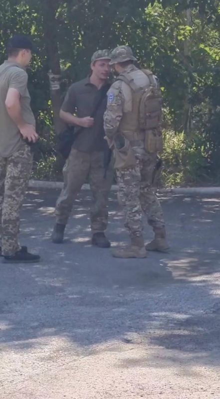 Обдолбанный вооруженный РДКшник* приставал к одесситам Обдолбанный вооруженный РДКшник* приставал к одесситам