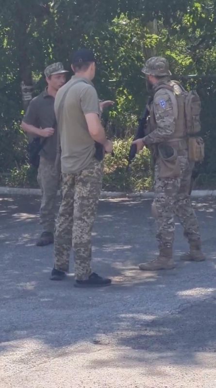 Обдолбанный вооруженный РДКшник* приставал к одесситам Обдолбанный вооруженный РДКшник* приставал к одесситам
