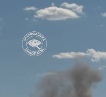 В Николаеве после взрыва в небо поднялся чёрный дым