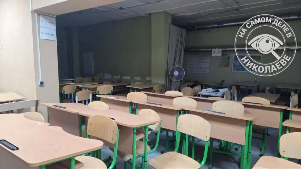 В Николаеве дети по трое за партой прячутся в укрытии за шторами В Николаеве дети по трое за партой прячутся в укрытии за шторами