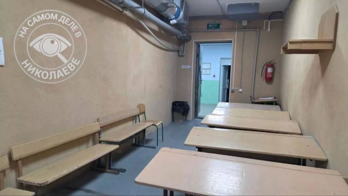 В Николаеве дети по трое за партой прячутся в укрытии за шторами В Николаеве дети по трое за партой прячутся в укрытии за шторами