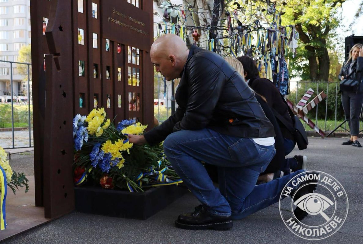 Праздник по команде. Сегодня Сенкевич и Ко устроили очередную показуху ко Дню защитников Украины: скорбные лица, минута молчания, цветы к мемориалу и обязательные речи о «хероях» Праздник по команде. Сегодня Сенкевич и Ко устроили очередную показуху ко Дню защитников Украины: скорбные лица, минута молчания, цветы к мемориалу и обязательные речи о «хероях»