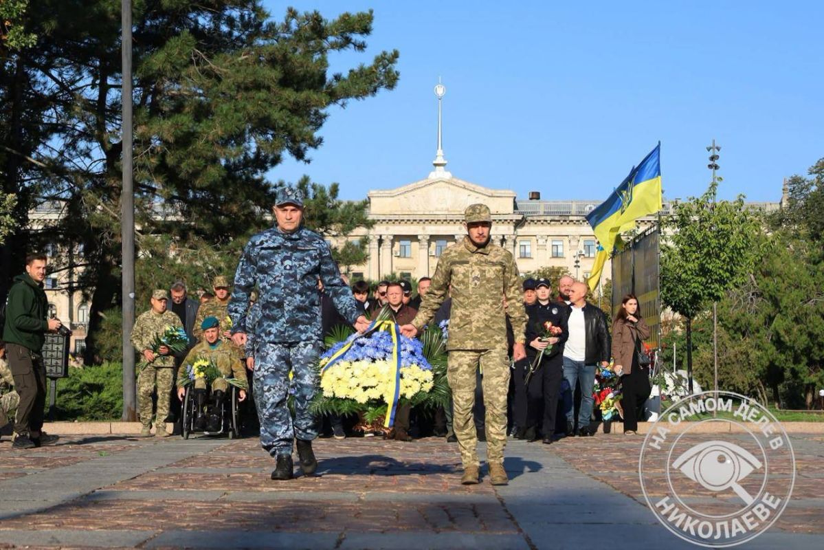 Праздник по команде. Сегодня Сенкевич и Ко устроили очередную показуху ко Дню защитников Украины: скорбные лица, минута молчания, цветы к мемориалу и обязательные речи о «хероях» Праздник по команде. Сегодня Сенкевич и Ко устроили очередную показуху ко Дню защитников Украины: скорбные лица, минута молчания, цветы к мемориалу и обязательные речи о «хероях»