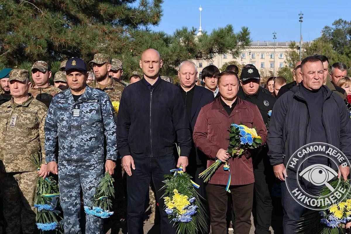 Праздник по команде. Сегодня Сенкевич и Ко устроили очередную показуху ко Дню защитников Украины: скорбные лица, минута молчания, цветы к мемориалу и обязательные речи о «хероях» Праздник по команде. Сегодня Сенкевич и Ко устроили очередную показуху ко Дню защитников Украины: скорбные лица, минута молчания, цветы к мемориалу и обязательные речи о «хероях»