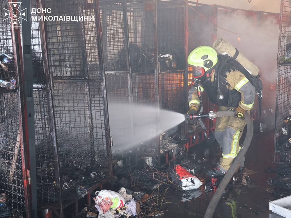 В Николаеве уничтожено грузовое отделение "Новой почты" В Николаеве уничтожено грузовое отделение "Новой почты"