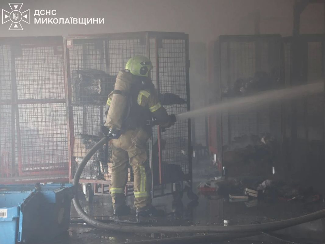 Появились изображения последствий ударов по терминалу "Новой почты" в Николаеве Появились изображения последствий ударов по терминалу "Новой почты" в Николаеве