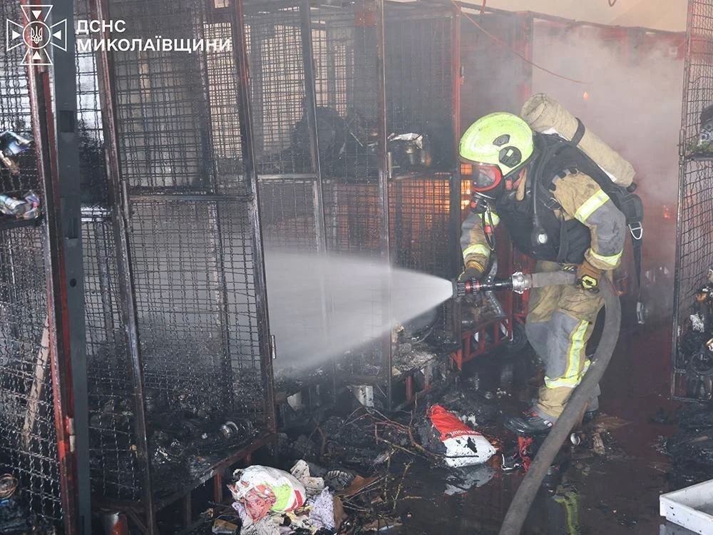 Появились изображения последствий ударов по терминалу "Новой почты" в Николаеве Появились изображения последствий ударов по терминалу "Новой почты" в Николаеве